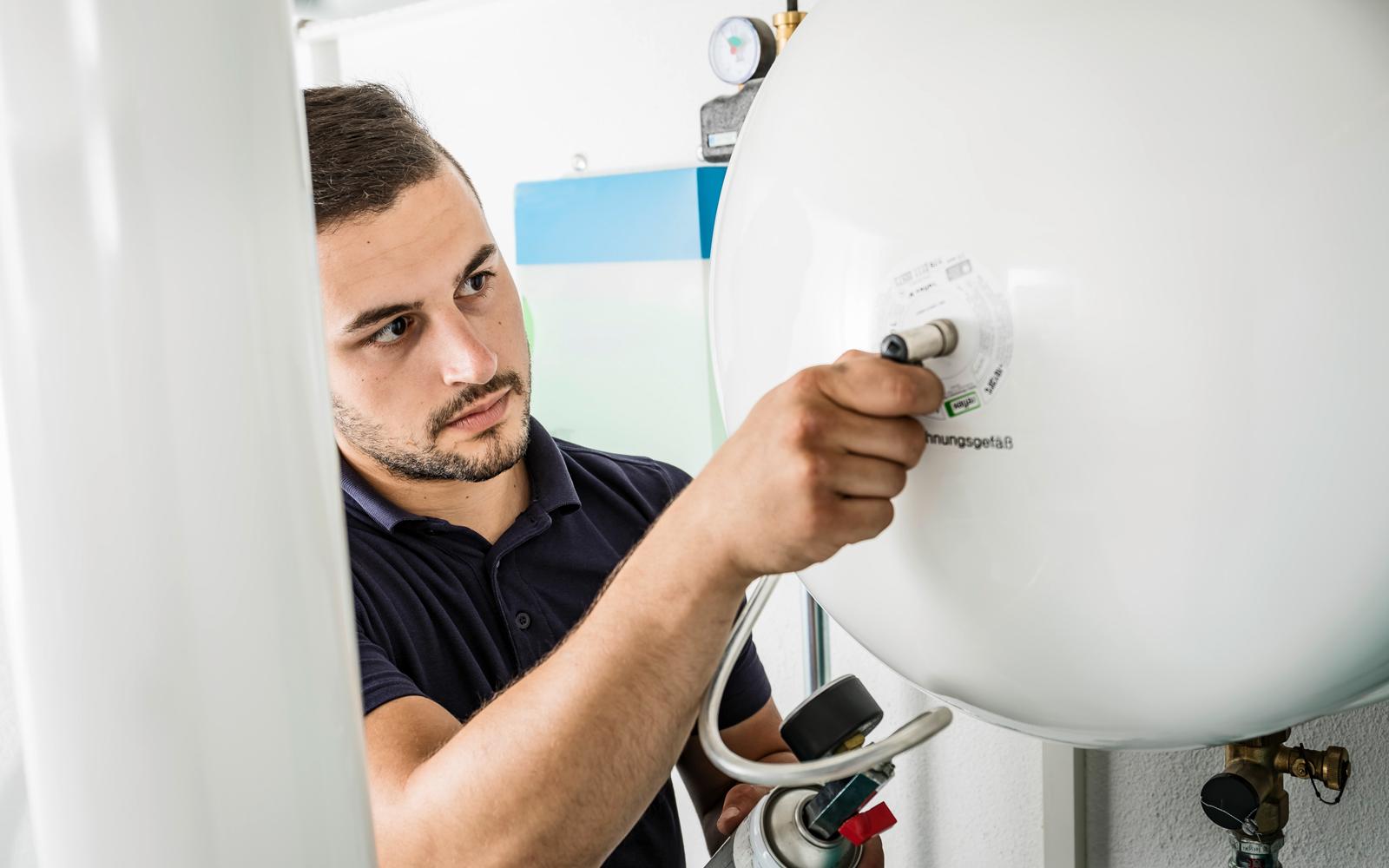 Handwerker wartet eine Heizungsanlage