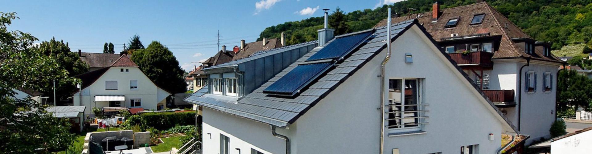 Haus mit Solarmodulen auf dem Dach.