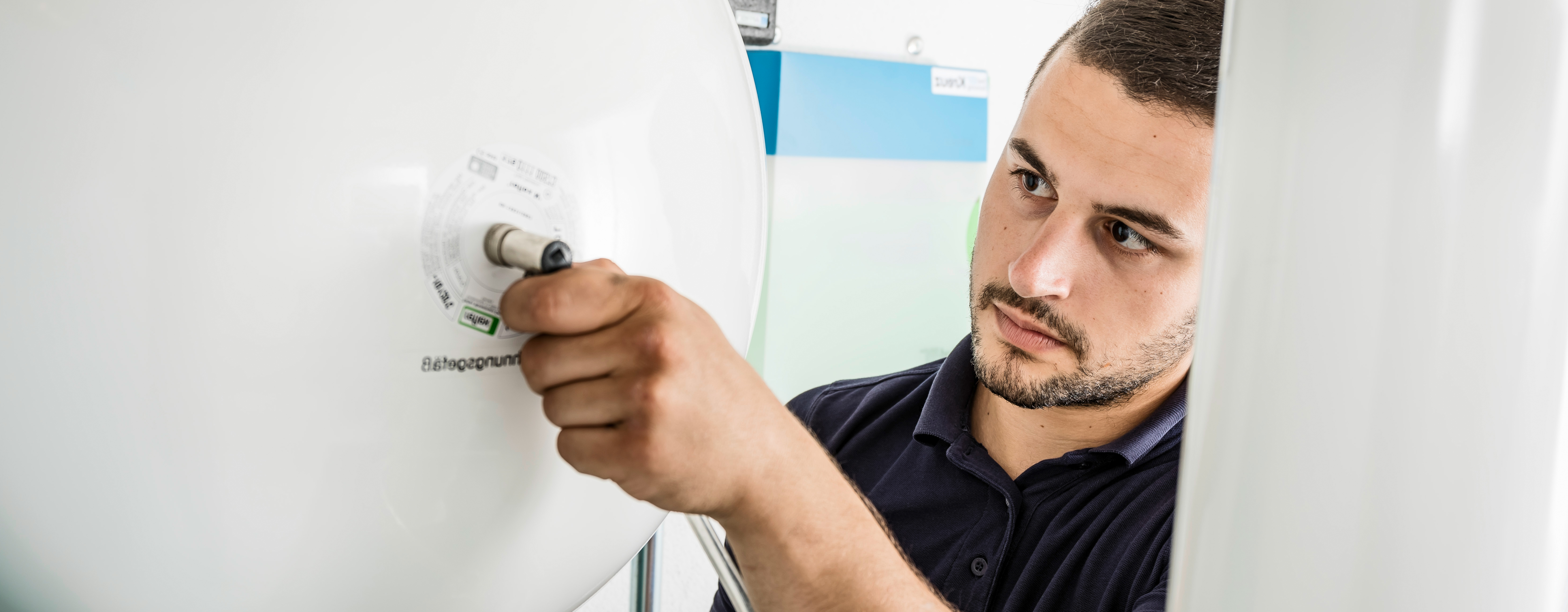 Kundendienstmitarbeiter beim Warten einer Heizungsanlage.