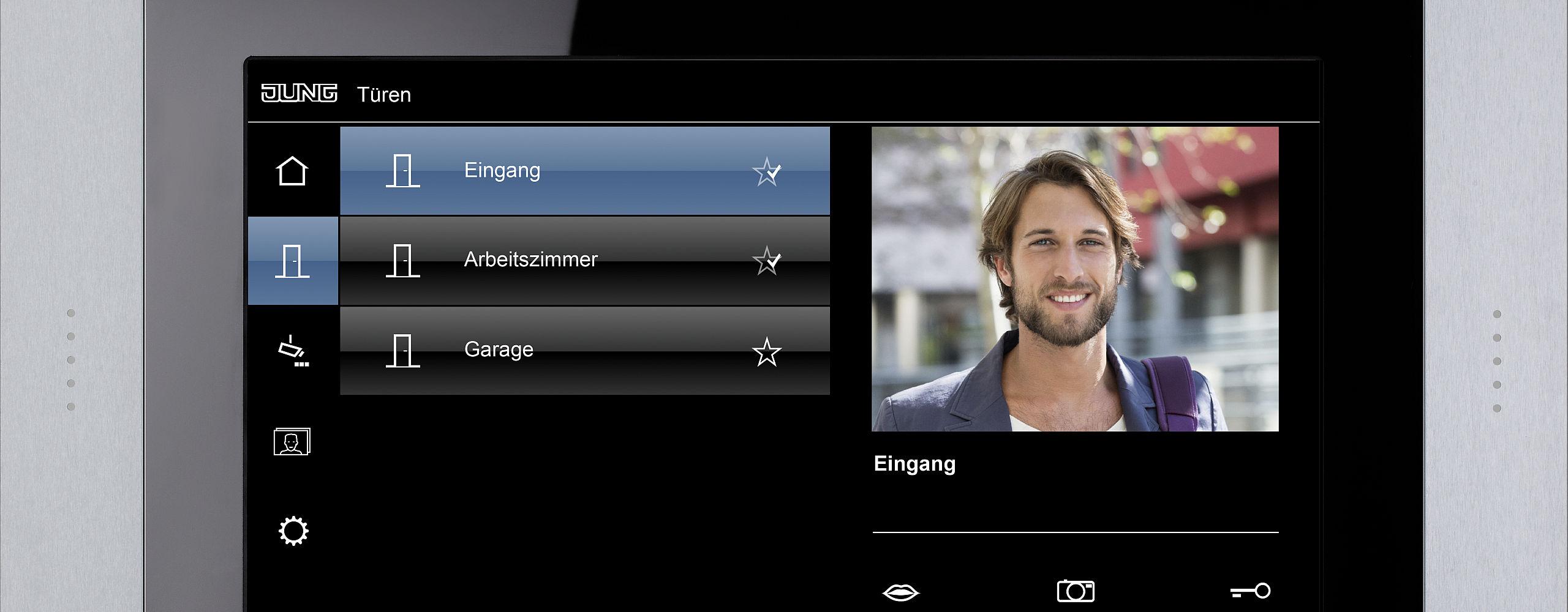 Türsprechanlage mit Kamera zeigt einen Besucher auf dem Display und ermöglicht die Überwachung mehrerer Türen, um Sicherheit und Kontrolle zu verbessern.