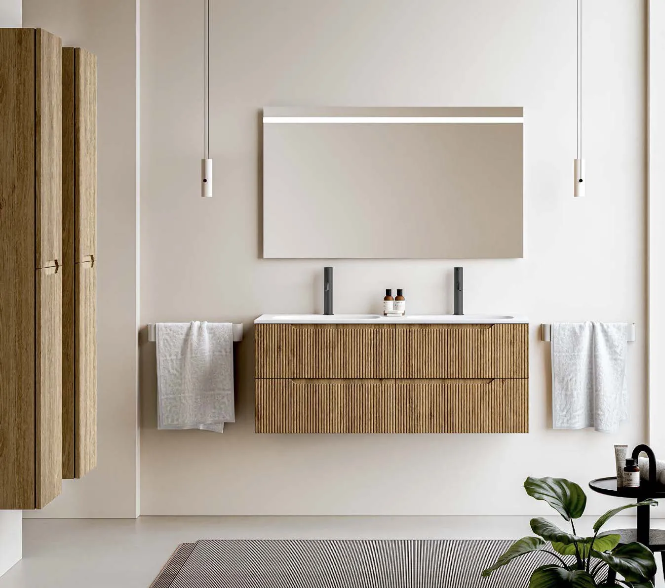 Modernes Stocco Badmöbel mit geriffelter Eichenfront, Doppelwaschtisch und schwarzer Armatur unter großem Spiegel.