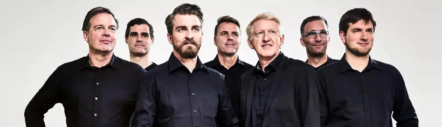 Header mit Gruppenbild der Energie-Experten von Bad & Heizung in schwarzen Hemden.