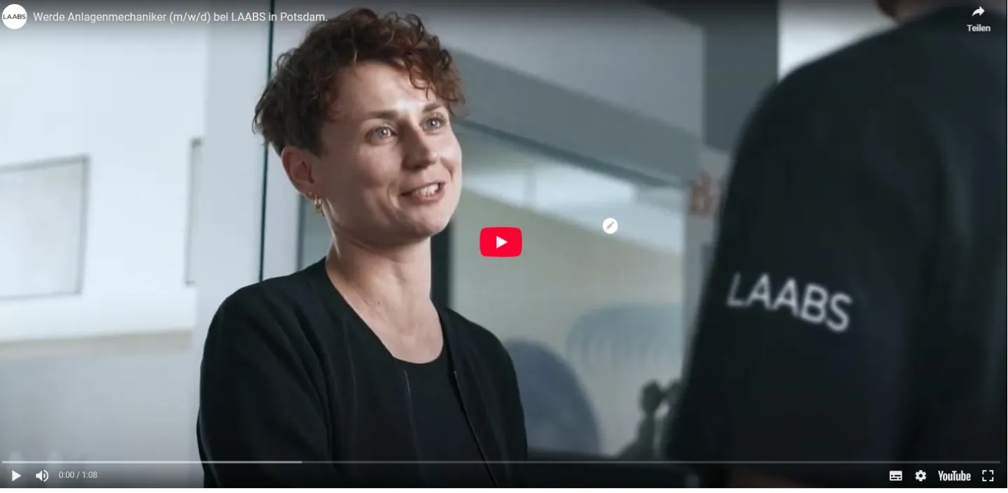 Thumbnail zeigt eine Kundin bei Laabs.