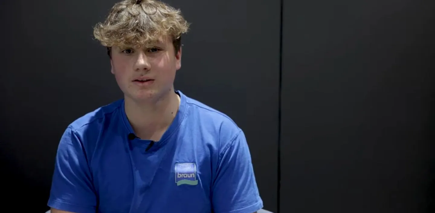 Thumbnail zeigt einen jungen Auszubildenden mit blauen Hemd mit Braun-Logo.