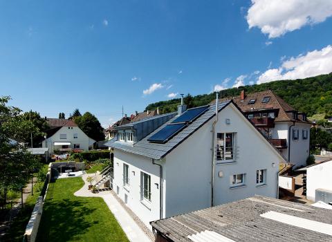 Ein Haus mit Solarzellen auf dem Dach.