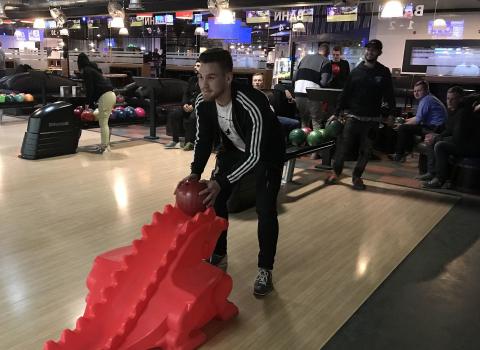 Azubi beim Bowlen.