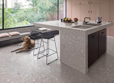 Küche in Steinoptik von Marazzi mit einem Golden Retriever.