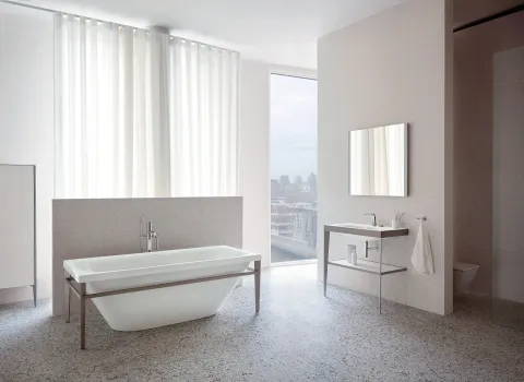 Lichtdurchflutetes Badezimmer mit weißer Duravit Badewanne und minimalistischen Armaturen.