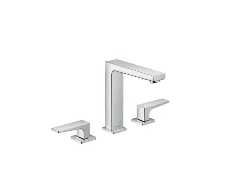 Eine dreiteilige Badewannenarmatur in Chromoptik mit einem hohen, eckigen Auslauf in der Mitte und separaten Griffen für heißes und kaltes Wasser. 