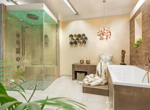 In der Ausstellung Christel Hirschaid steht eine geräumige Glasdusche mit Regenbrause und leuchtenden Lichtelementen.