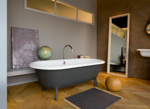 Eine freistehende Badewanne in dunklem Grau mit eleganten Rundfüßen steht im Showroom der Dreyer GmbH in Erlangen.