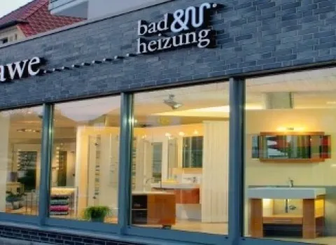 Die Schaufenster der Badausstellung Rawe in Recklinghausen zeigen eine elegante Auswahl an Badezimmermöbeln und -ausstattungen.