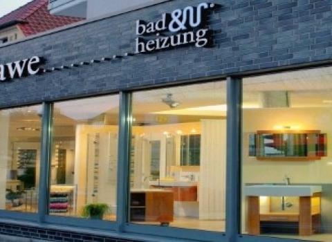 Die Schaufenster der Badausstellung Rawe in Recklinghausen zeigen eine elegante Auswahl an Badezimmermöbeln und -ausstattungen.