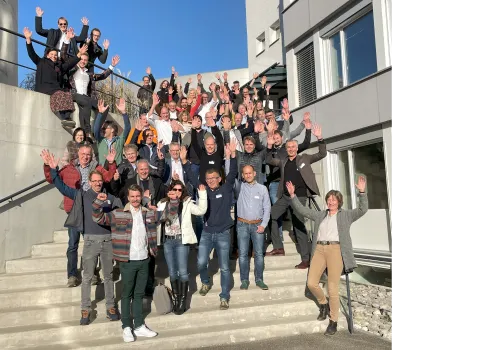 Gruppenfoto aller bad und heizung Mitglieder, die in die Kamera winkend auf einer Treppe stehen.