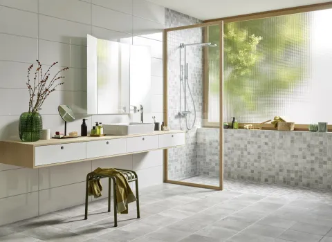 Badezimmer mit Fliesen in Zement-Optik.