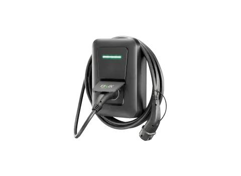 Eine schwarze Wallbox Efy von E3DC mit angeschlossenen Ladekabel vor neutralen Hintergrund.