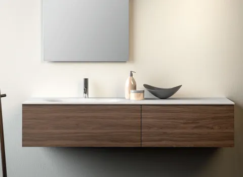 Schwebendes Stocco Badmöbel mit warmer Holzfront, weißer Waschtischplatte und minimalistischer Wandgestaltung.