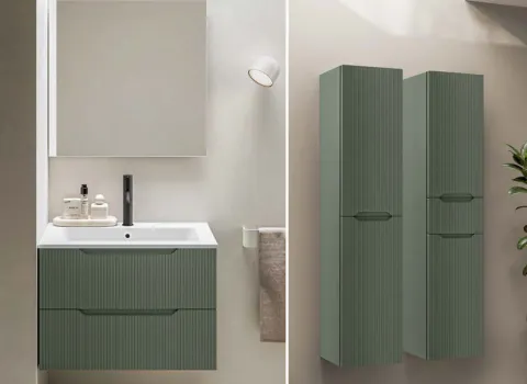 Modernes Stocco Badmöbel in Salbeigrün mit geriffelter Front und passendem Hochschrank.