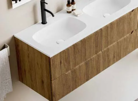 Doppelwaschtisch von Stocco mit weißer Mineralgussplatte und geriffelter Eichenfront in moderner Ausführung.