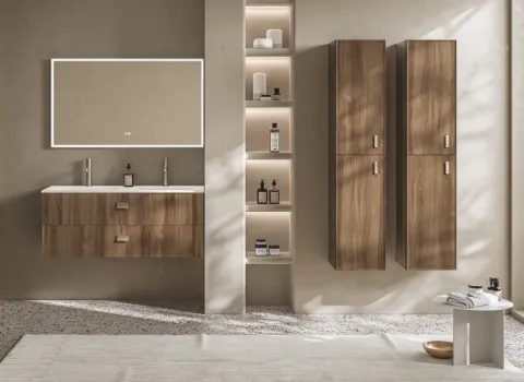 Großzügiges Badmöbel-Set in dunkler Holzoptik mit Doppelwaschtisch, beleuchtetem Spiegel und zwei Hochschränken.