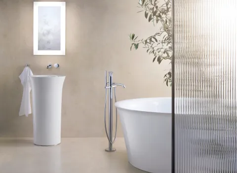 Runde Badewanne White Tulip vom Hersteller Duravit mit bodenstehender Armatur.
