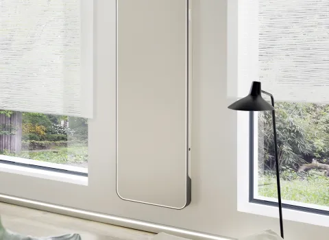 Vertikaler Designheizkörper Relax Hybrid in Weiß als moderne Elektroheizung im Wohnbereich.