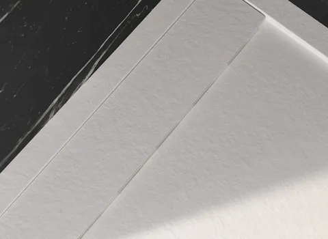Duschwanne Reta vom Hersteller HSK aus weißem Marmor-Polymer mit Rinnenablauf.