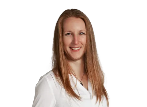 Myriam Weise vor neutralen Hintergrund.