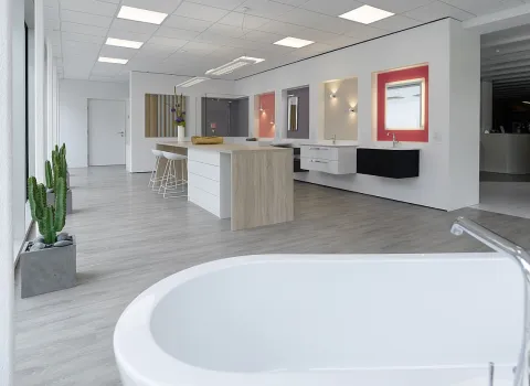Moderner Bad-Showroom der Firma Strobel in Neckartenzlingen.