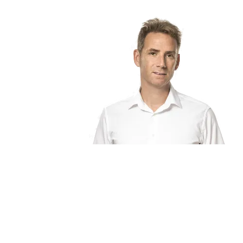 Der Geschäftsführer Steffen Bachmayer im weißen Hemd vor neutralem Hintergrund.