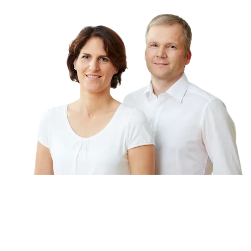 Das Geschäftsfüher-Ehepaar Tanja und Jochen Steinlein vor neutralem Hintergrund.