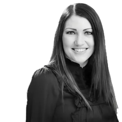 Kristina Lipps vor neutralen Hintergrund.