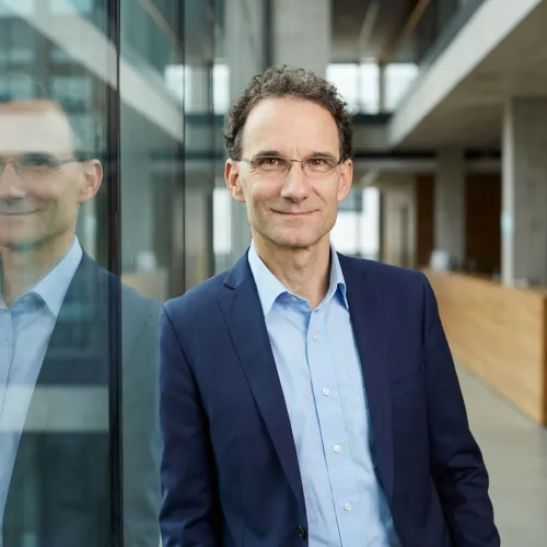 Portrait des Geschäftsführers Andreas Rawe in Empfangshalle.