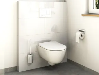 Hängendes WC in einem modernen Badezimmer mit glänzenden Fliesen. Ein Fenster rechts bringt Licht in den Raum, Toilettenpapierhalter und Bürste sind dezent platziert.