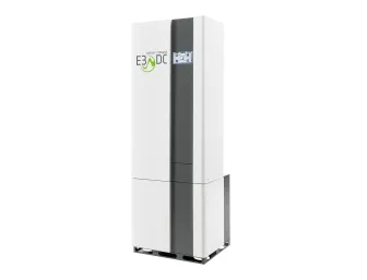 Das Bild zeigt ein weißes E3/DC-Stromspeichersystem in leichter Seitenansicht vor hellem Hintergrund. 