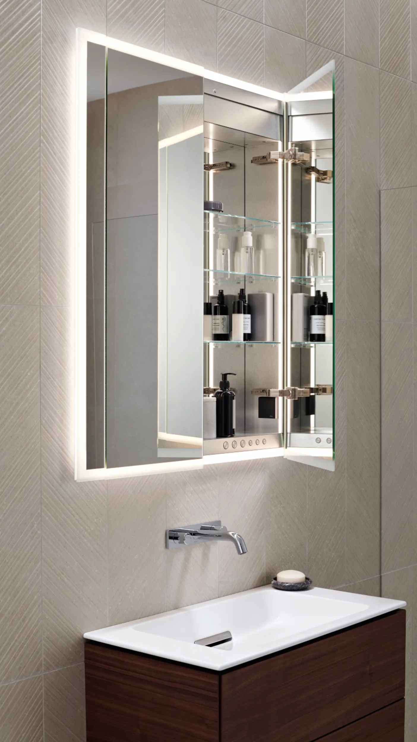Ein moderner Badezimmerspiegelschrank mit integrierter Beleuchtung zeigt seine geöffneten Glastüren, die mehrere Regale mit Pflegeprodukten und Flaschen offenbaren. 