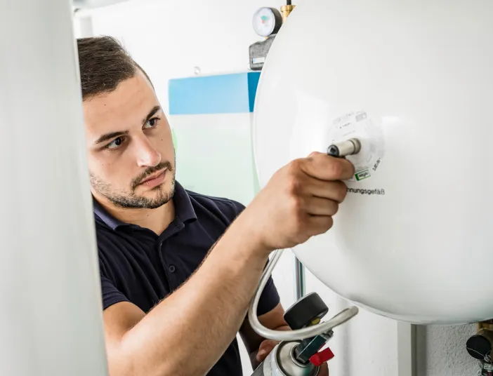 Handwerker wartet eine Heizungsanlage