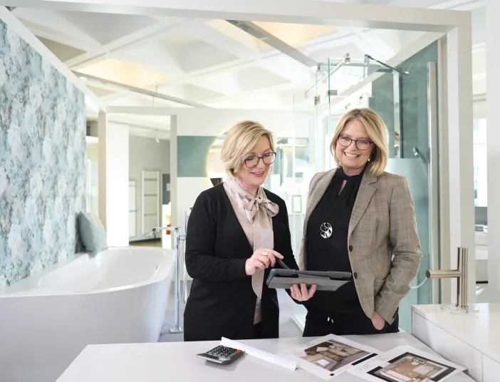 Badexpertin bei der Badplanung am Tablet.