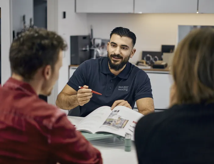 Projektleiter Wohnraum im Kundengespräch für eine Wohnraumsanierung in einem SHK Handwerksunternehmen 