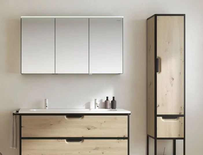 Moderner Badezimmer mit großem Spiegelschrank, Holzmöbeln und dekorativer Pflanze. Minimalistisches Design für eine entspannende Atmosphäre.