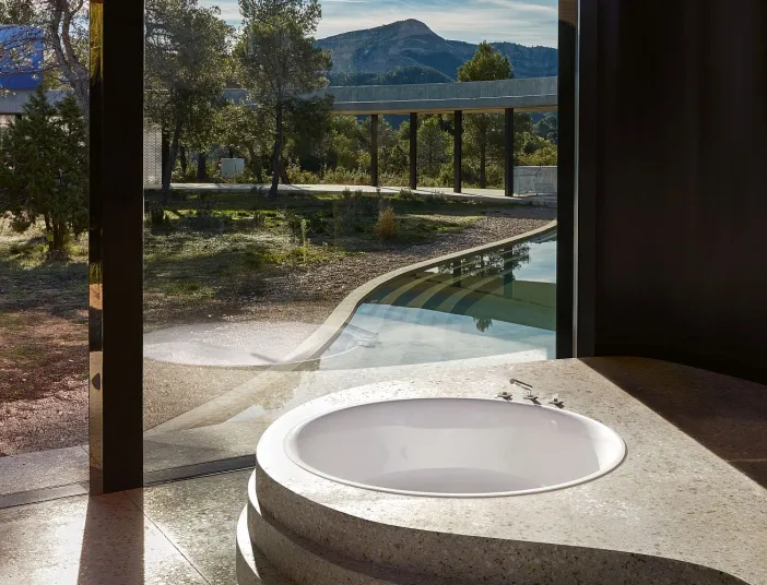 Badewanne BettePond in Beton eingelassen mit Blick in den Garten