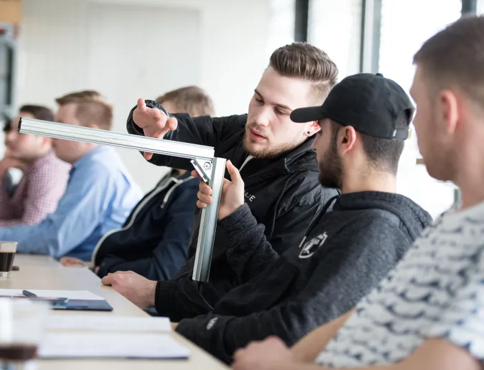 Auszubildende Anlagenmechaniker SHK bei einer Schulung.