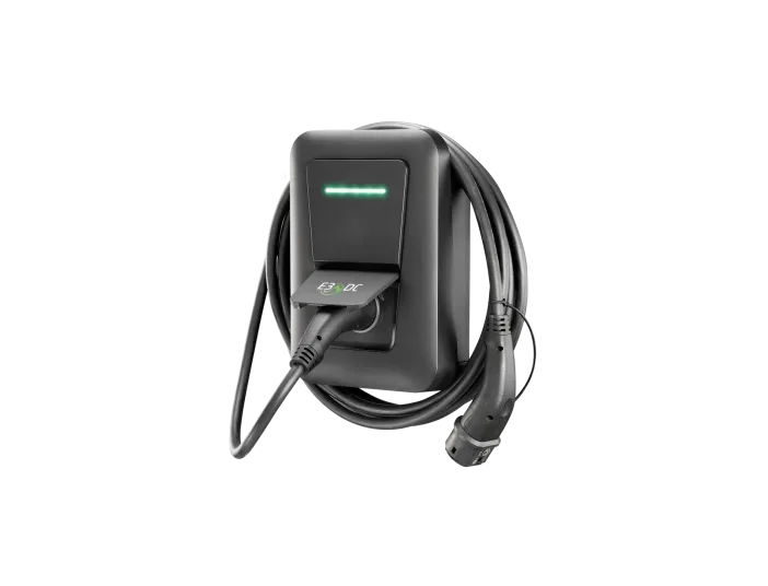 Eine schwarze Wallbox Efy von E3DC mit angeschlossenen Ladekabel vor neutralen Hintergrund.